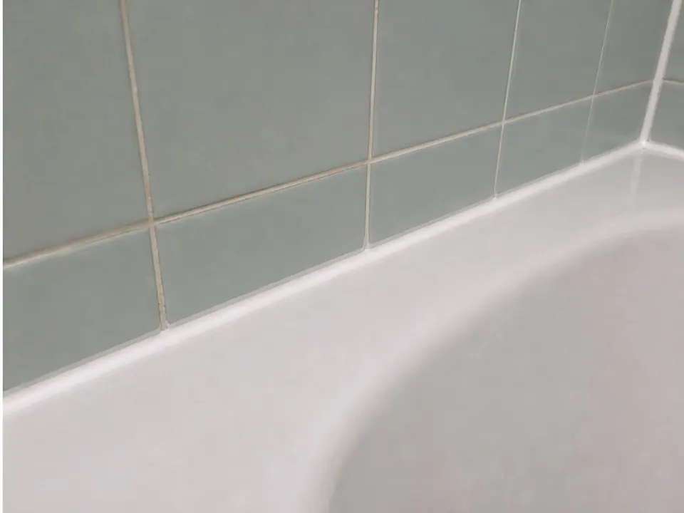 Bathtub edge refreshed after