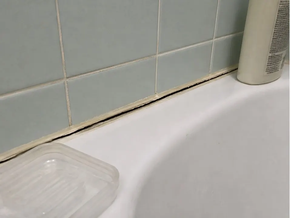 Bathtub edge refreshed before